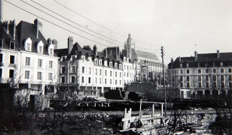 Façades des îlots F et G sur la rue des Orfèvres. Sur la droite, on aperçoit l'îlot J, début des années cinquante. (Fonds A. Aubert. SIAF/ Cité de l'architecture et du Patrimoine / Archives d'architecture du XXe siècle, 72 IFA : 14). ; Façades des îlots F et G sur la rue des Orfèvres. Sur la droite, on aperçoit l'îlot J, début des années cinquante. (Fonds A. Aubert. SIAF/ Cité de l'architecture et du Patrimoine / Archives XXe siècle, 72 IFA : 14).