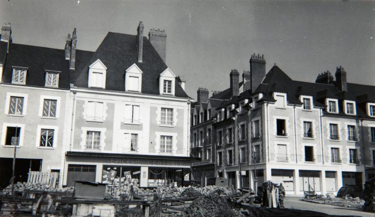 Façades des îlots F et G sur la rue des Orfèvres et à l'angle de la rue du Commerce, début des années cinquante. (Fonds A. Aubert. SIAF/ Cité de l'architecture et du Patrimoine / Archives d'architecture du XXe siècle, 72 IFA : 14). ; Façades des îlots F et G sur la rue des Orfèvres et à l'angle de la rue du Commerce, début des années cinquante.  (Fonds A. Aubert. SIAF/ Cité de l'architecture et du Patrimoine / Archives XXe siècle, 72 IFA : 14).