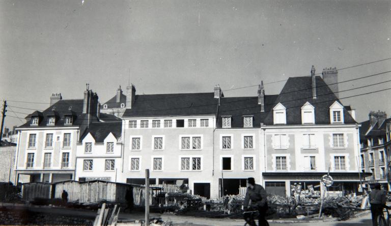 Façade sur la rue des Orfèvres, en cours d'achèvement, début des années cinquante. (Fonds A. Aubert. SIAF/ Cité de l'architecture et du Patrimoine / Archives XXe siècle, 72 IFA : 14).