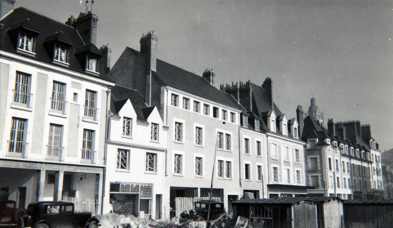 Façades des îlots F et G sur la rue des Orfèvres, vues depuis le sud-ouest, début des années cinquante. (Fonds A. Aubert. SIAF/ Cité de l'architecture et du Patrimoine / Archives d'architecture duXXe siècle, 72 IFA : 14). ; Façades des îlots F et G sur la rue des Orfèvres, vues depuis le sud-ouest, début des années cinquante. (Fonds A. Aubert. SIAF/ Cité de l'architecture et du Patrimoine / Archives XXe siècle, 72 IFA : 14).