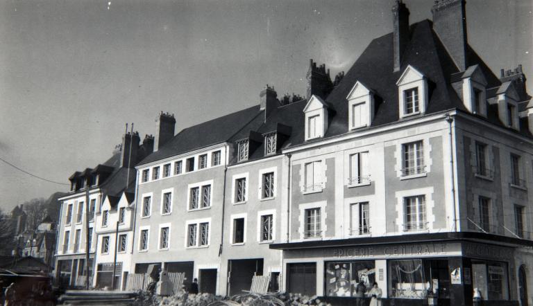 Façade sur la rue des Orfèvres, vue depuis la rue du Commerce, début des années cinquante. (Fonds A. Aubert. SIAF/ Cité de l'architecture et du Patrimoine / Archives XXe siècle, 72 IFA : 14).