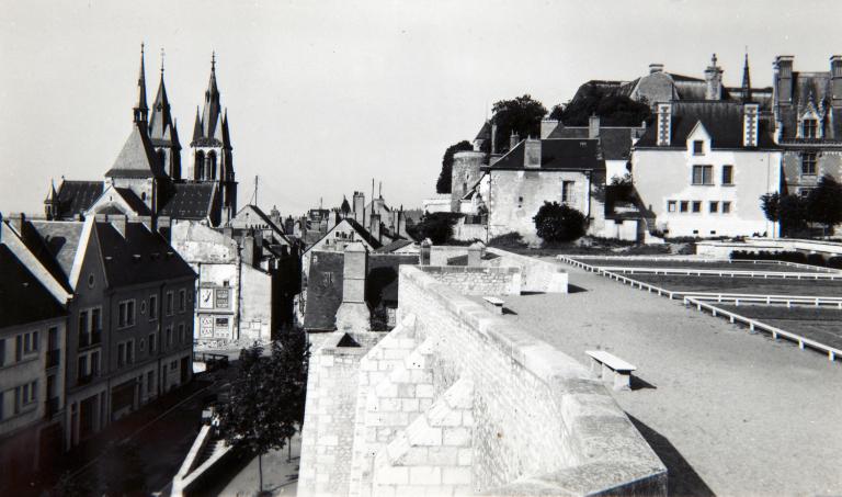 Ilot A, façade sur la rue Saint-Lubin vue depuis la place du Château, 1954. (Fonds A. Aubert. SIAF/ Cité de l'architecture et du Patrimoine / Archives XXe siècle, 072 IFA : 14). ; La terrasse surplombant la place Louis-XII en cours d'aménagement, 1954. Au fond les hôtels d'Amboise et d'Epernon reconstruits. (Fonds A. Aubert. SIAF/ Cité de l'architecture et du Patrimoine / Archives XXe siècle, 072 IFA : 14). ; La terrasse surplombant la place Louis-XII en cours d'aménagement, 1954.