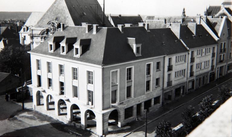 Façades sur la place Louis-XII et sur la rue Saint-Lubin, vues depuis la place du Château, 1954. (Fonds A. Aubert. SIAF/ Cité de l'architecture et du Patrimoine / Archives XXe siècle, 072 IFA : 14).