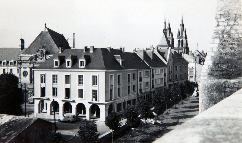 Façades sur la place Louis-XII et sur la rue Saint-Lubin vues depuis les remparts, 1954. (Fonds A. Aubert. SIAF/ Cité de l'architecture et du Patrimoine / Archives XXe siècle, 072 IFA : 14). ; Coté ouest de la place Louis-XII en 1954. (Fonds A. Aubert. SIAF/ Cité de l'architecture et du Patrimoine / Archives XXe siècle, 072 IFA : 14).