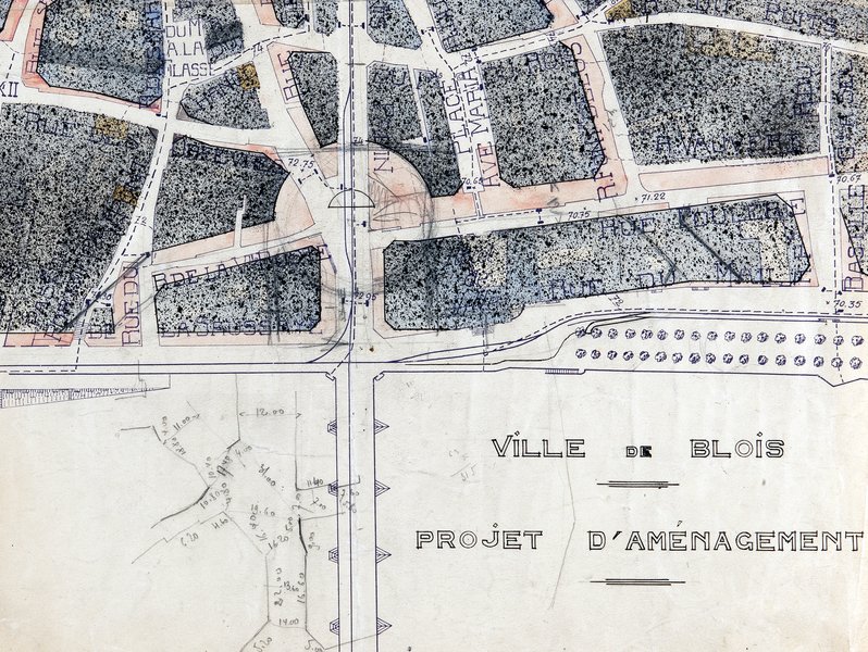 Projet d'aménagement de la ville de Blois par P. Robert-Houdin, 13-01-1931 (détail sur l'aménagement de la tête de pont). (Archives départementales de Loir-et-Cher, Blois, 176 FiV 65). ; Projet d'aménagement de la ville de Blois par P. Robert-Houdin, détail sur l'aménagement de la tête de pont, 13-01-1931 (Archives départementales de Loir-et-Cher, Blois, 176 FiV 65).