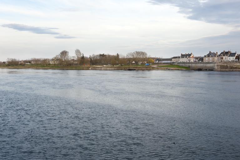 Vue d'ensemble du port de la Creusille prise depuis la rive droite.