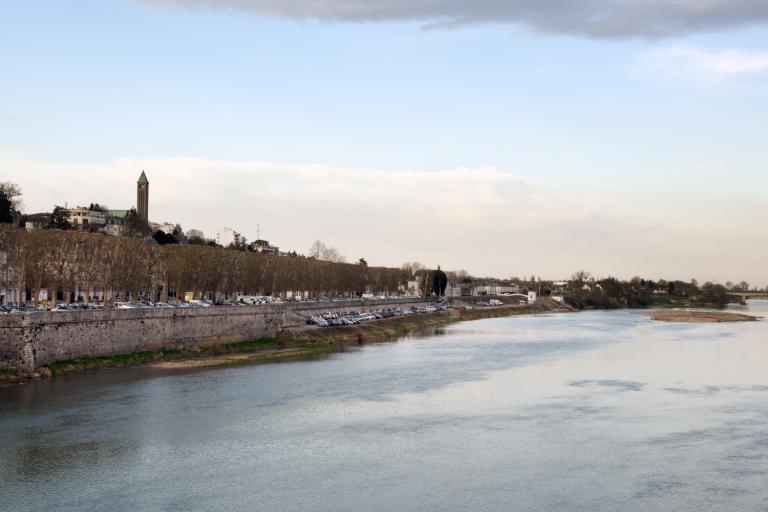 Le port Saint-Jean, vue prise depuis le pont Gabriel.