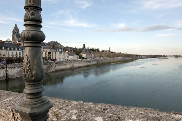 Quai situé entre le pont Gabriel et le port Saint-Jean, rive droite. Vue prise depuis le pont.