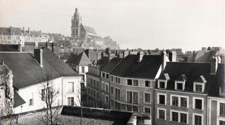 Façade sur la rue Saint-Martin, vue depuis la terrasse du Château, début des années cinquante. (Archives communales, Blois, 13 Z 21).