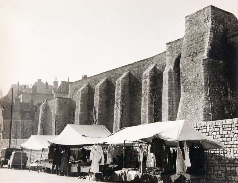 Côté nord de la place Louis-XII, s.d. (Archives communales, Blois, 13 Z 21).