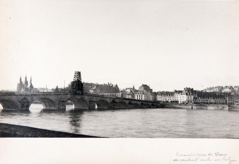 Travaux de sculpture en cours, vers 1950. (Archives communales, Blois, 13 Z 21).