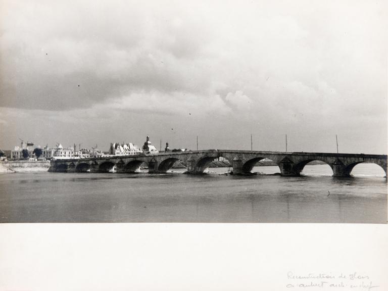 Au second plan, le début de la construction de l'îlot P, fin 1948 ou 1949. (Archives communales, Blois, 13 Z 21). ; Le pont en cours de réparation, vers 1948-1949. (Archives communales, Blois, 13 Z 21).