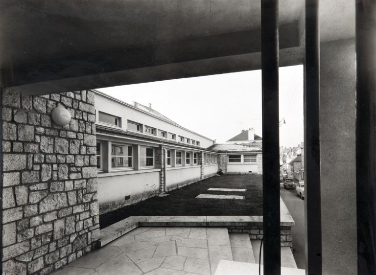 Façade nord depuis le porche d'entrée, 1964. (Archives municipales de Blois, 13 Z 21).