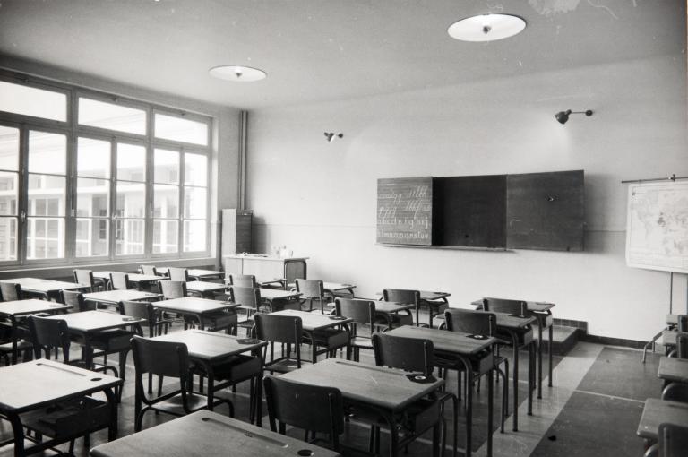 Salle de classe, fin des années cinquante. (Archives municipales de Blois, 13 Z 21).