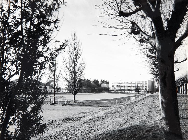 Le plateau sportif vu depuis l'est, avec en arrière plan, les bâtiments N, O et M, vers la fin des années soixante. (Archives municipales de Blois, 13 Z 21).