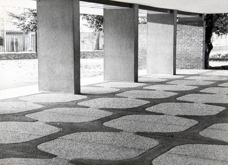 Le patio reliant les bâtiments d'enseignement, vers le début des années soixante-dix. (Archives municipales de Blois, 13 Z 21).