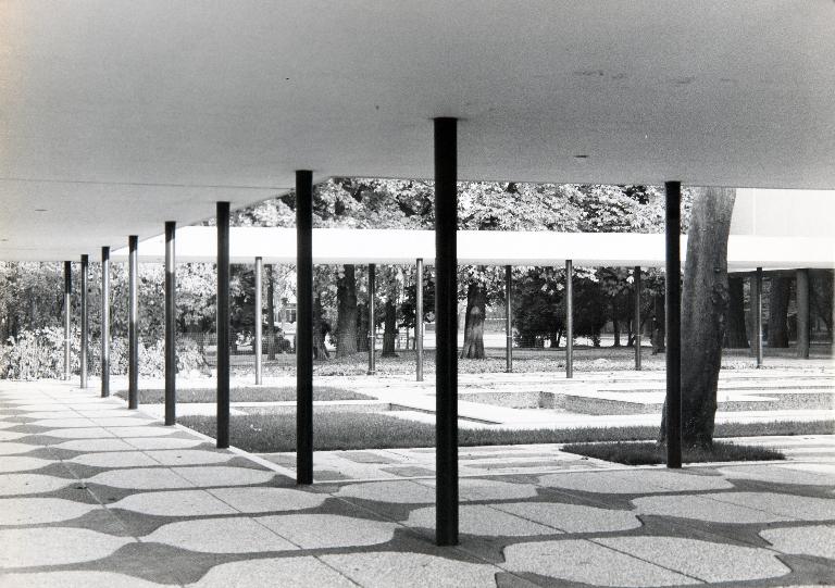 Le patio reliant les bâtiments d'enseignement, vers le début des années soixante-dix. (Archives municipales de Blois, 13 Z 21).