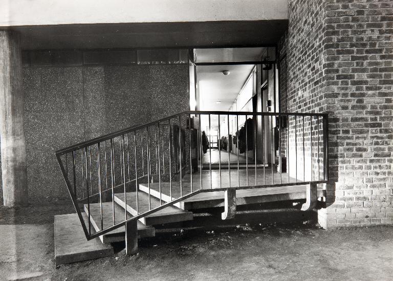 Bâtiment N, détail sur l'escalier d'accès extérieur, 1964. (Archives municipales de Blois, 13 Z 21).