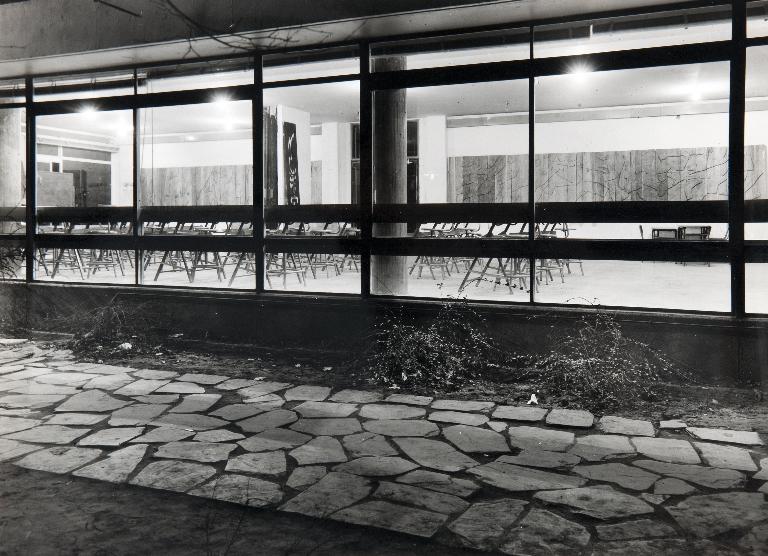 Foyer du rez-de-chaussée de l'internat N, avec sur le mur du fond le décor en bas-relief de Touret, 1964. (Archives municipales de Blois, 13 Z 21).