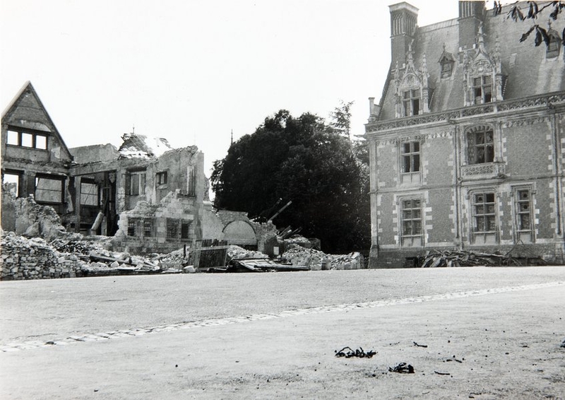 Les hôtels d'Amboise et d'Epernon en ruines après les destructions de juin 1940. ; Ruines de l'Hôtel d'Epernon et de l'Hôtel d'Amboise, été 1940.