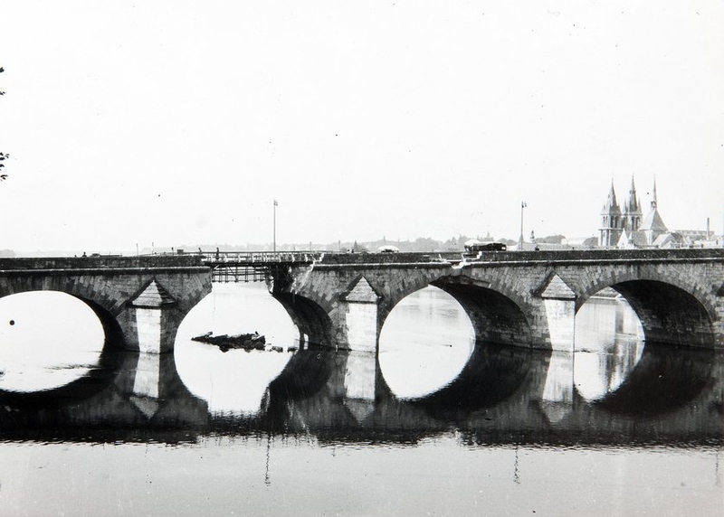 La 2e arche en partant de Vienne fut détruite au cours de la retraite de l'armée française, été 1940. (Archives communales, Blois, 2 Fi 22). ; La 10e arche du pont fut détruite au cours de la retraite de l'armée française, été 1940. (Archives communales, Blois, 2 Fi 22).