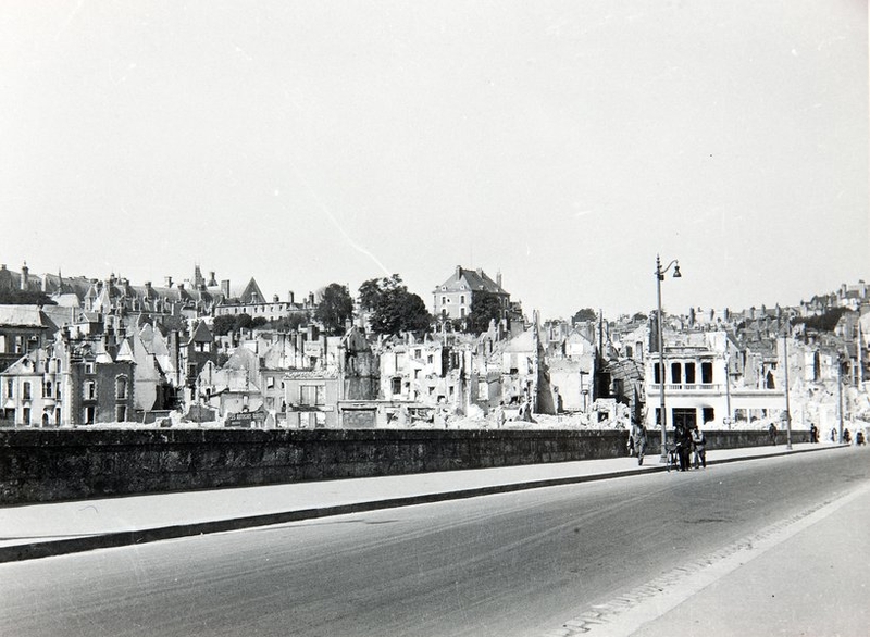 La ville détruite, vue générale depuis le pont, été 1940. (Archives communales, Blois, 2 Fi 22).