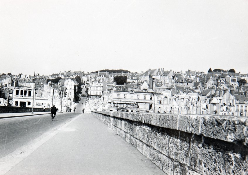 La ville détruite, vue générale depuis le pont, été 1940. (Archives communales, Blois, 2 Fi 22).