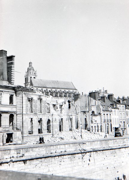 Ruines de l'hôtel de ville, été 1940. (Archives communales, Blois, 2 Fi 22). ; Ruines de l'hôtel de ville, 1940. (Archives communales, Blois, 2 Fi 22).