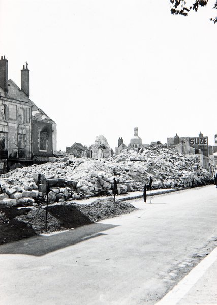 Ruines du quai Amédée-Contant vers le quai Villebois-Mareuil, été 1940. (Archives communales, Blois, 2 Fi 22).