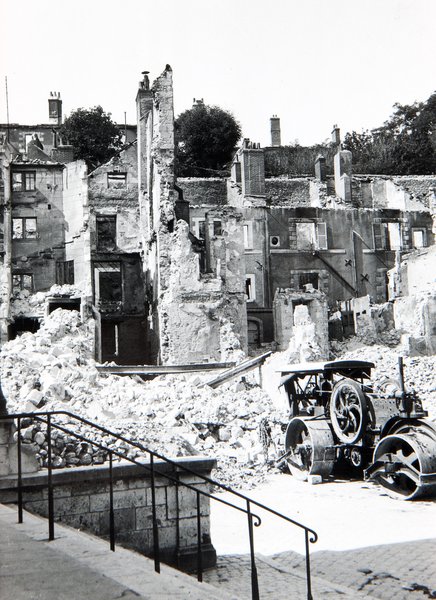 Ruines, place Louis-XII, été 1940. (Archives communales, Blois, 2 Fi 22). ; Ruines, place Louis-XII, été 1940. (Archives communales, Blois, 2 Fi 22).