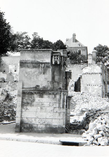 Ruines, autour de la fontaine Louis-XII, 1940. (Archives communales, Blois, 2 Fi 22). ; Ruines, autour de la fontaine Louis-XII, été 1940. (Archives communales, Blois, 2 Fi 22).