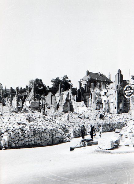 Ruines du centre ville en cours de déblaiement, au premier plan, le carrefour de la rue Denis-Papin et de la rue du Commerce, 1940. (Archives communales, Blois, 2 Fi 22).