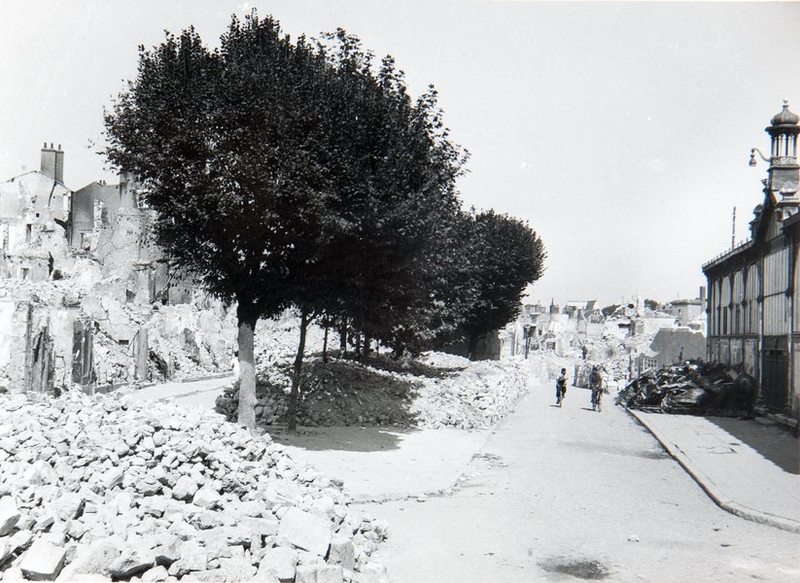 La place Louis-XII en ruines, sur la droite, le marché n'est qu'endommagé. (Archives communales, Blois, 2 Fi 22). ; La place Louis-XII en ruines, sur la droite, le marché n'est qu'endommagé. (Archives communales, Blois, 2 Fi 22). ; La place Louis-XII en ruine, sur la droite, le marché n'est qu'endommagé. (Archives communales, Blois, 2 Fi 22).