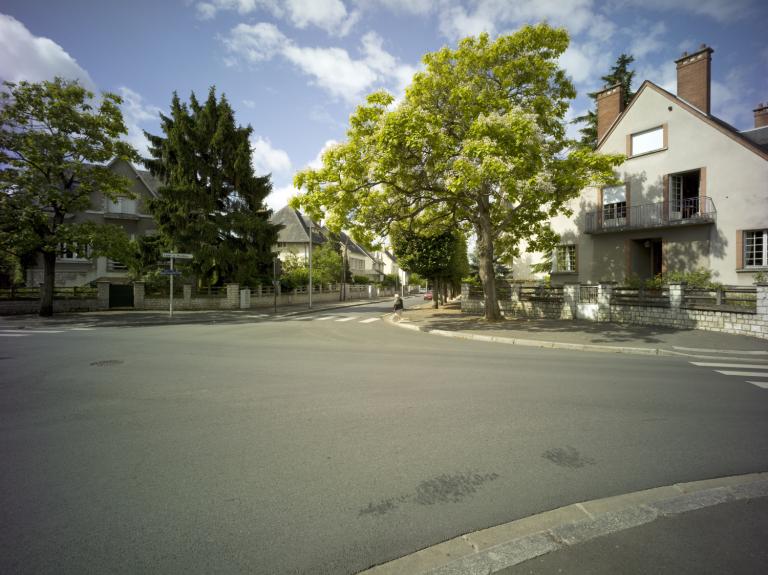 Carrefour de l'avenue du Maréchal-Leclerc et de la rue d'Alsace-et-de-Lorraine, depuis l'est et dans l'axe de cette dernière.