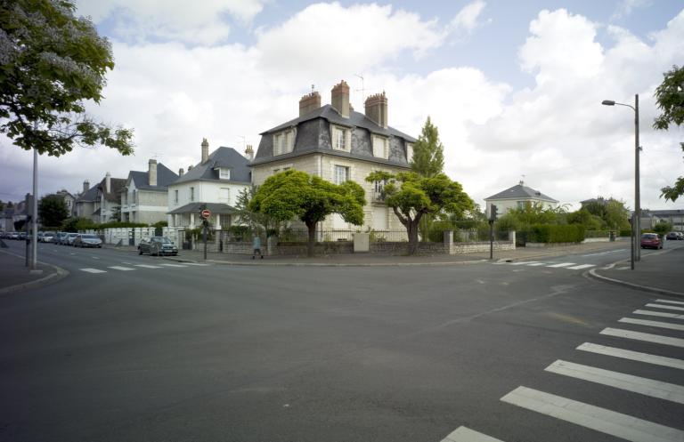 Vue du carrefour de l'avenue du Maréchal-Leclerc et de la rue d'Alsace-et-de-Lorraine depuis le sud-ouest.