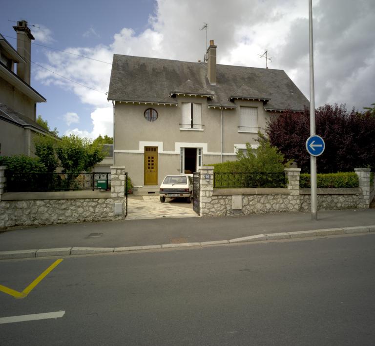 Maisons jumelles du 16-18 avenue du Maréchal-Leclerc. ; Façade du 16 avenue du Maréchal-Leclerc, avec sur la droite sa jumelle.