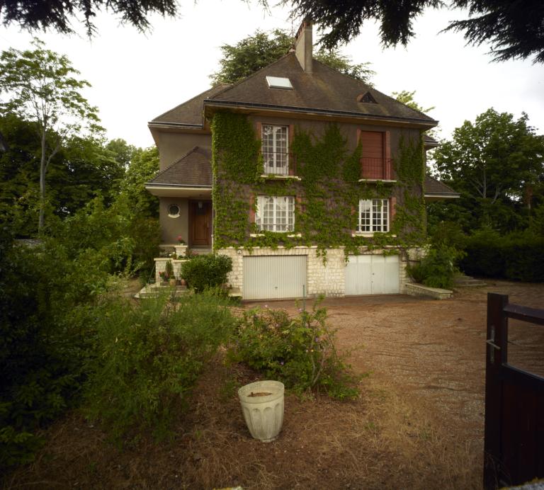 Façade sur rue. ; Maisons jumelles, leur conception en symétrie axiale donne l'illusion d'une maison unique de grande taille, 42-44 avenue du Maréchal-Leclerc.