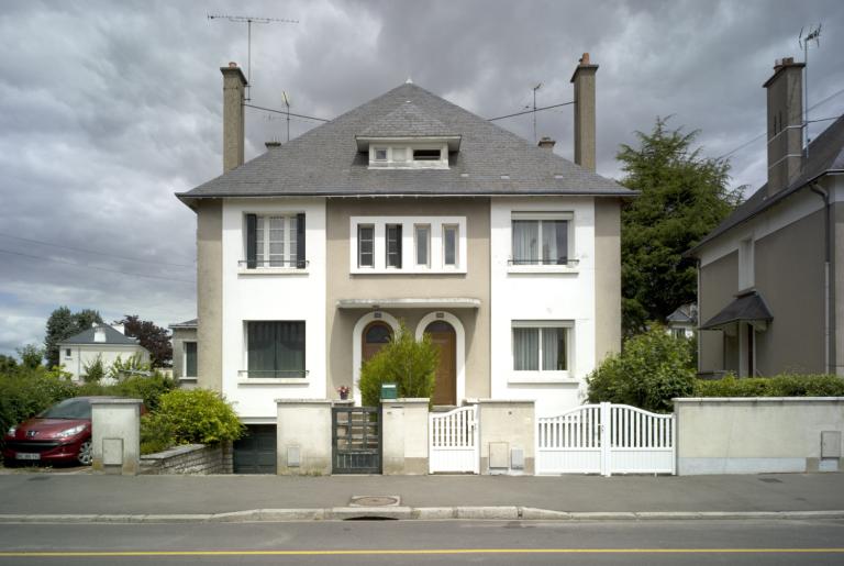 Maisons jumelles du 53-55 avenue du Maréchal-Leclerc. Exemple de maisons jumelles ayant l'apparence d'une maison unique.