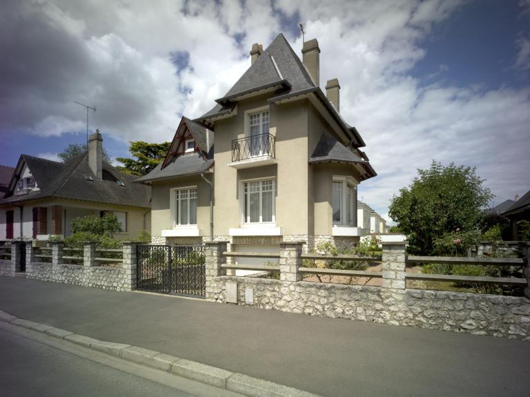 Maison du 63 avenue du Maréchal-Leclerc. Exemple de maison aux ouvertures nombreuses et d'orientations multiples et au caractère pittoresque dont la couverture comprend plusieurs volumes.