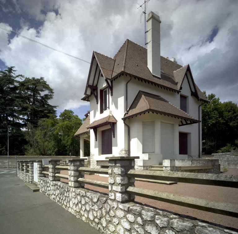 Maison du 67 avenue du Maréchal-Leclerc, façade sud. On devine au fond le parc du lycée Augustin-Thierry.