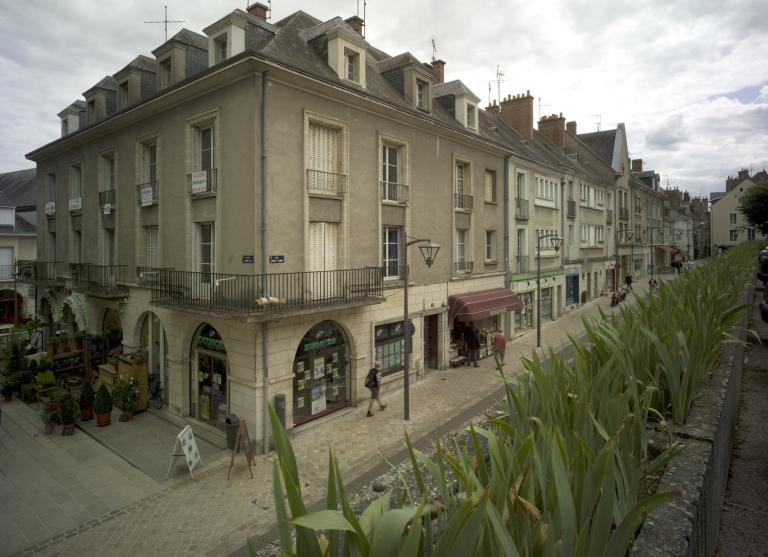 Angle de la place Louis-XII et de la rue Saint-Lubin, vu depuis la place du Château.