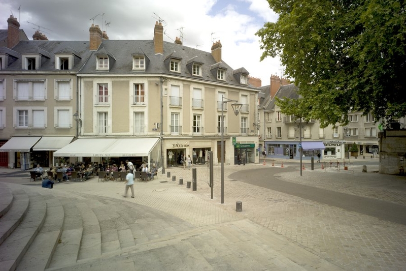 Vue de l'angle nord-est de la place Louis-XII.  ; Façade sur la place Louis-XII.