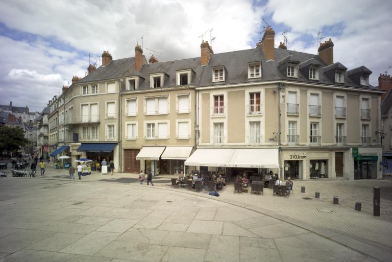 Façades sur la place Louis-XII et la rue Saint-Martin, face aux grands degrés du château.