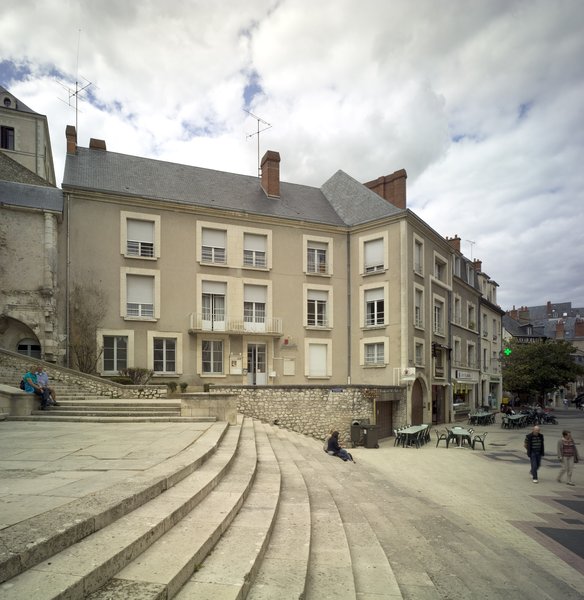 Façade sur la rue Saint-Martin, en bas des grands degrés du château. ; Façade sur rue, l'immeuble est situé au pied des grands degrés du Château. ; Le nord de la place Louis-XII, au pied des grands degrés, au commencement de la rue Saint-Martin.