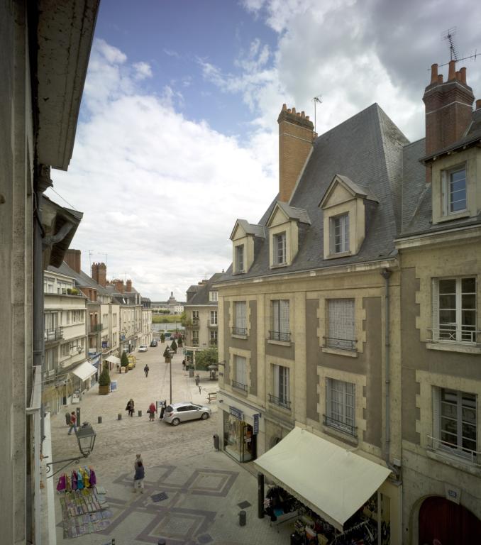 Angle sud-est, de la rue du Commerce et de la rue des Orfèvres.