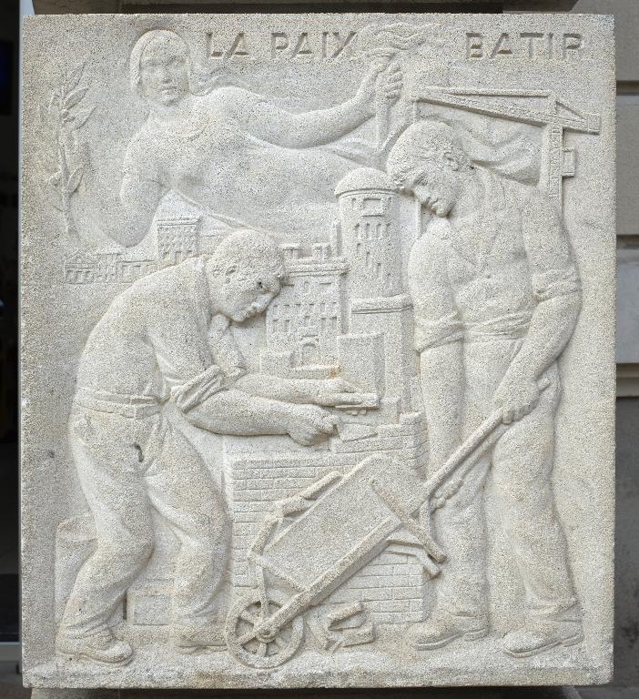 Bas-relief consacré à la reconstruction : "la paix, bâtir", niveau un, pilier droit.