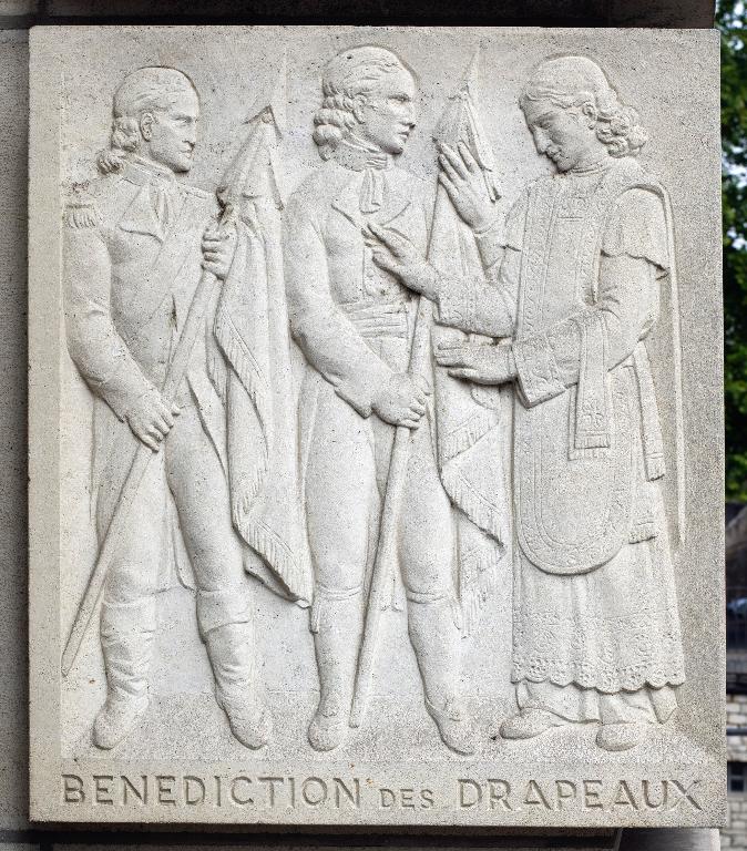 Bas-relief évoquant des épisodes révolutionnaires : ici la bénédiction des drapeaux, niveau deux, pilier droit.