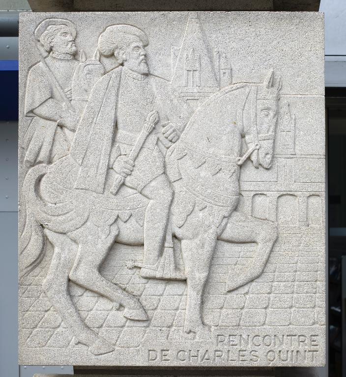 Bas-relief représentant la rencontre de Charles Quint et de François Ier, niveau deux, pilier gauche (première partie).
