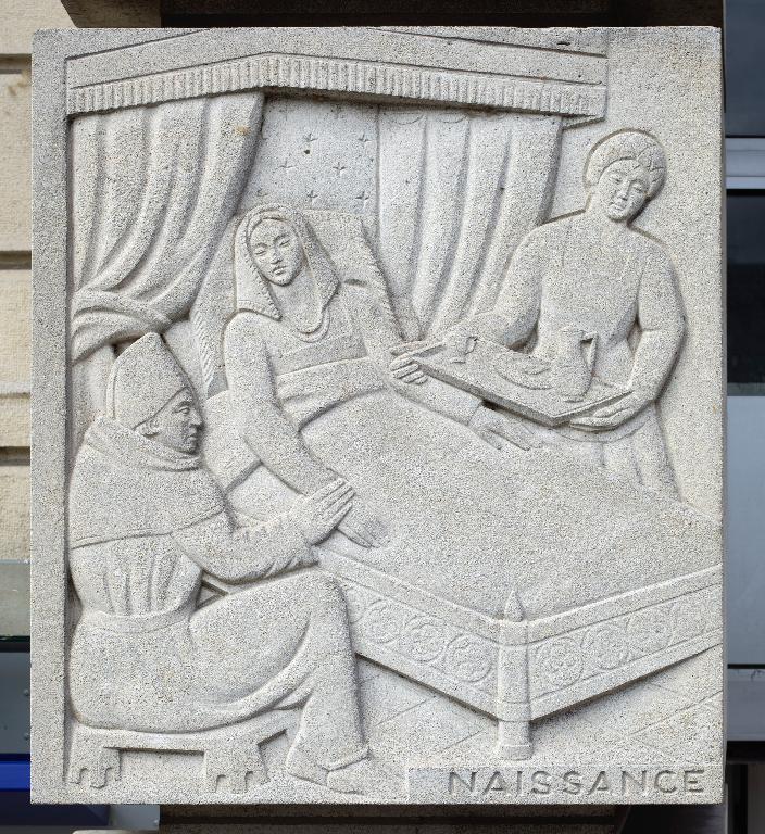 Bas-relief représentant la naissance de Louis XII, niveau trois, pilier gauche (première partie).