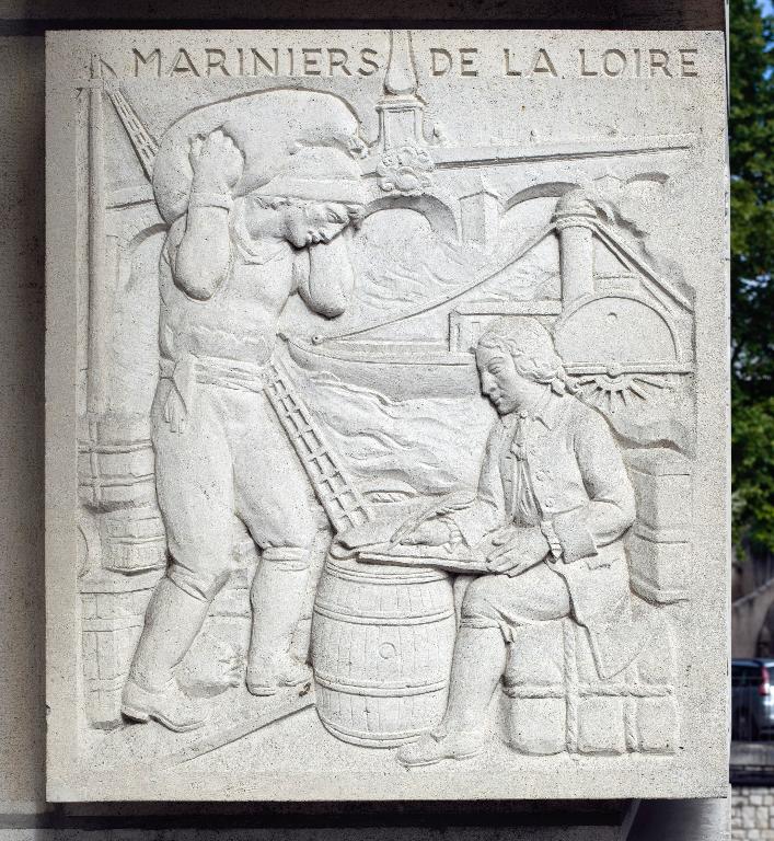 Bas-relief représentant l'activité des mariniers, niveau trois, pilier droit.